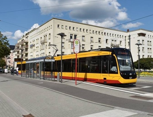 Eine S-Bahn fährt durch Karlsruhe.