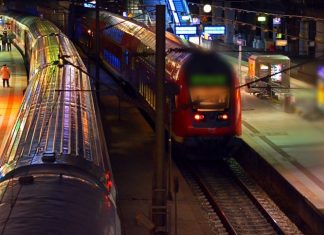 An einem Bahnhof nachts.