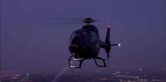 Polizeihubschrauber am Abend. Der Hubschrauber kreist nachts am Himmel und sucht nach etwas. Er kann aber auch im Einsatz sein. Hoch in der Luft hat er einen besseren Überblick.