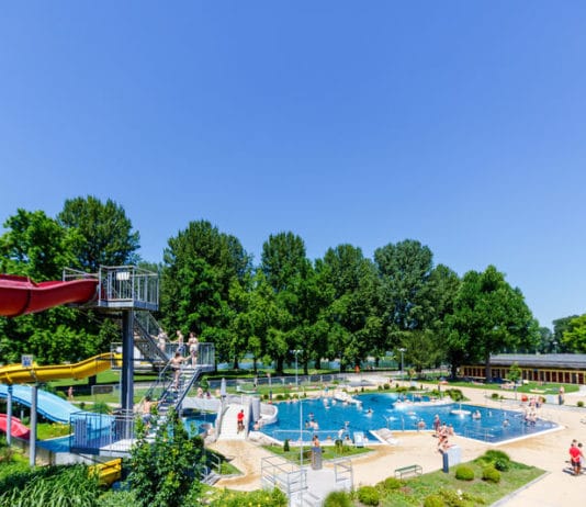 Schwimmbad Rappenwörth in Karlsruhe. Die Wasserrutsche und das Schwimmerbecken sind ebenso ein Highlight dieses Freibades wie die große Liegewiese, die viel Platz für Besucher und Badegäste bietet.