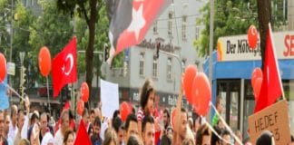 Menschen mit türkische Flagge.