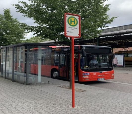 Ein Linienbus hält an einer Haltestelle in Karlsruhe