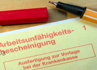 Eine Krankschreibung mit einem Stift daneben