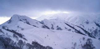 Schnee liegt auf dem Dobel.