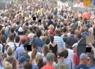 Demo mit Menschen auf Straße.