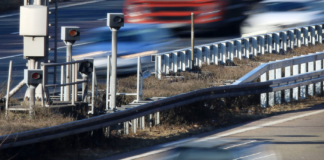 Auto auf Autobahn mit Blitzer Tempolimit