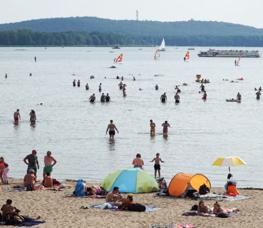 Viele Badegäste am Baggersee.