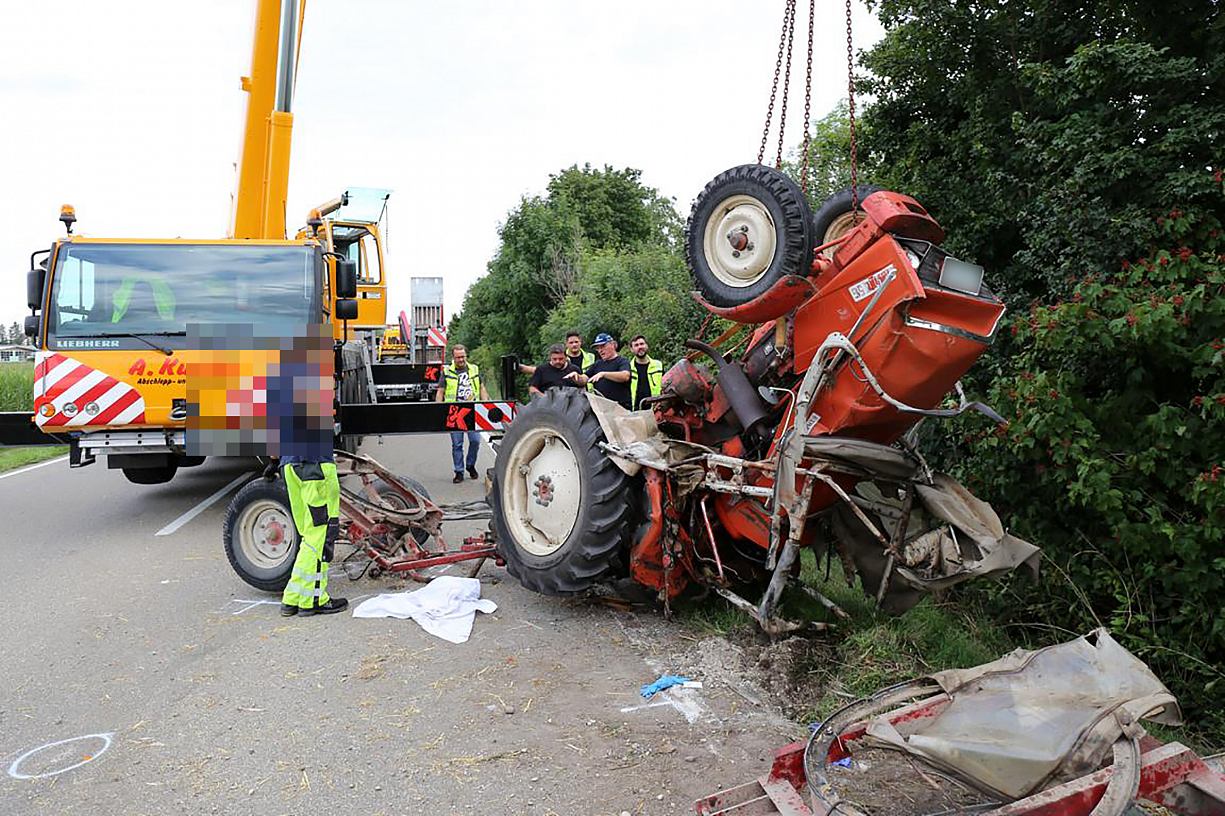 Traktor ohne Fahrer rollt Hang hinunter – Drama in Baden-Württemberg