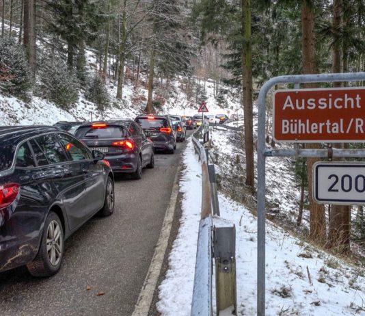 Großer Andrang im Schwarzwald Stau Schnee