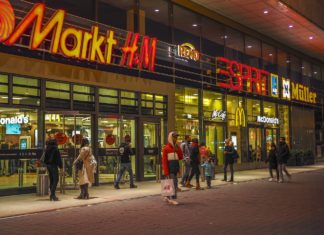 Mediamarkt und H&M in Einkaufsstraße.