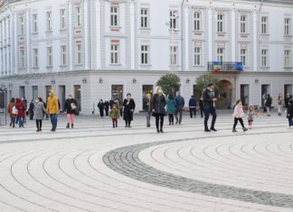 Menschen mit Coronamasken beim Shoppen