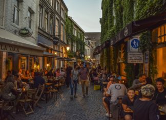 Geöffnete Cafes und Restaurants mit vielen Gästen