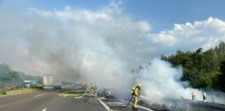 Löscharbeiten auf der A5