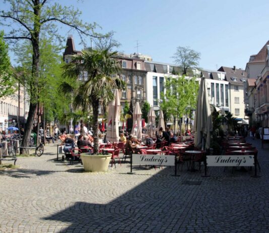 Der Ludwigsplatz in Karlsruhe mit Cafe