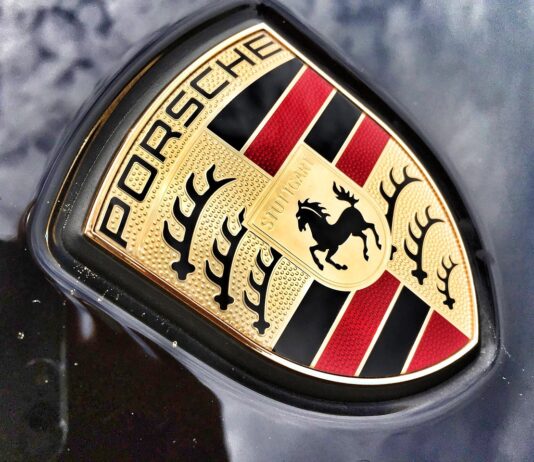 Porsche Symbol auf Motorhaube