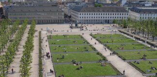 Der Schlossplatz in Karlsruhe