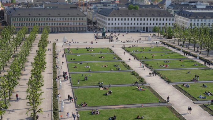 Der Schlossplatz in Karlsruhe