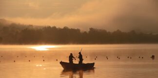 Angler am Fischen auf dem See