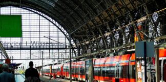 Hauptbahnhof mit Reisenden und Zügen