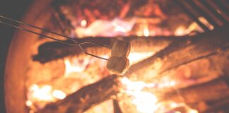 Marshmallows über Lagerfeuer im Ferienlager