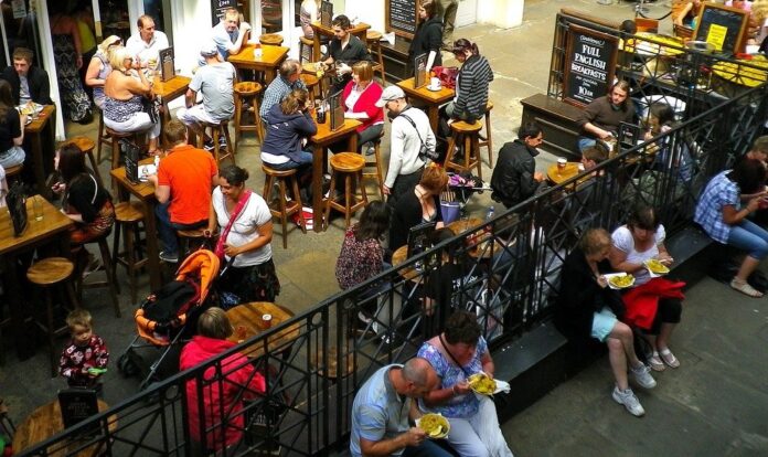 Menschen essen im Restaurant im freien