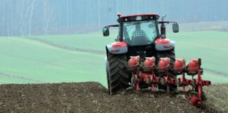 Landwirt mit Traktor auf dem Feld