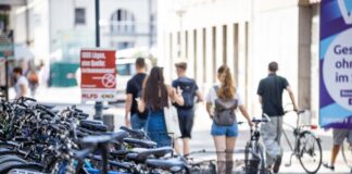 Menschen in der Karlsruher Innenstadt