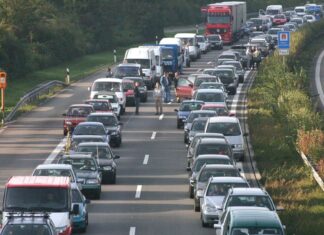 Stau mit Rettungsgasse