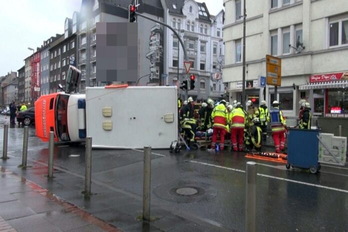 Auto kracht in Krankenwagen