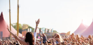 Feiernde Menschen auf Festival