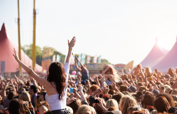 Feiernde Menschen auf Festival