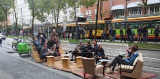 Parking Day Karlsruhe. Bürger sitzen auf den Parkplätzen in der Innenstadt, diese sind für die Autos gesperrt. An diesem Tag können die Fahrzeuge viele Stellplätze in der gesamten Stadt nicht wie gewohnt nutzen.