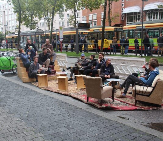 Parking Day Karlsruhe. Bürger sitzen auf den Parkplätzen in der Innenstadt, diese sind für die Autos gesperrt. An diesem Tag können die Fahrzeuge viele Stellplätze in der gesamten Stadt nicht wie gewohnt nutzen.