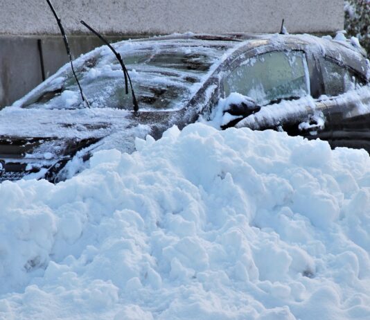 Schnee über Auto