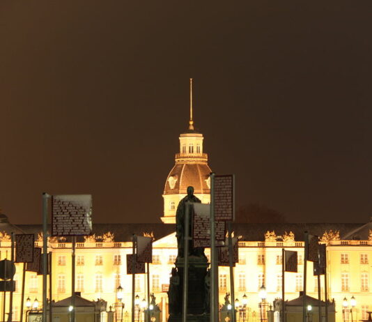 Schloss in Karlsruhe am Abend