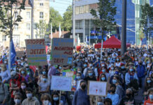 Viele Menschen protestieren auf einer Klima-Demo für mehr Umweltschutz. Die meisten Demonstranten gehören laut den Plakaten der Friday-For-Future-Bewegung an. Sie alle tragen Atemschutzmasken.