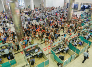 Flughafen voller Menschen