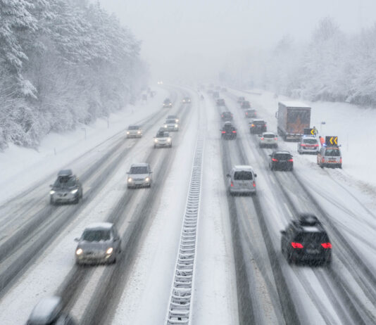 Eiswinter auf einer Autobahn