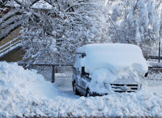 Auto ist voller Schnee im Winter