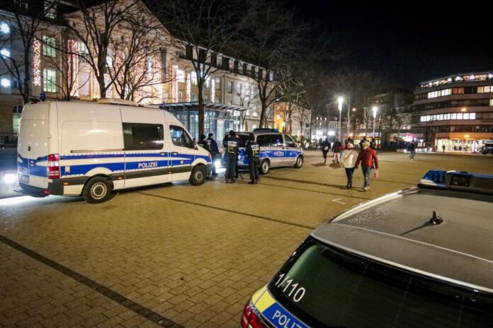 Ein Großeinsatz am Europaplatz in Karlsruhe. Die Beamten sind mit ihren Einsatzfahrzeugen gekommen. Die Polizei ist bewaffnet und rückt zu einem großen Einsatz aus.