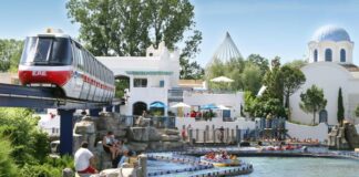 Attraktionen im Europapark. Links fährt eine schwebende Hochseilbahn über den Köpfen der Besucher hinweg. Rechts befindet sich Wasserpark. Der Freizeitpark lockt mit zahlreichen Events.