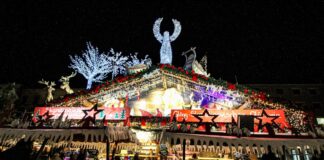 Weihnachtsmarkt mit Beleuchtung