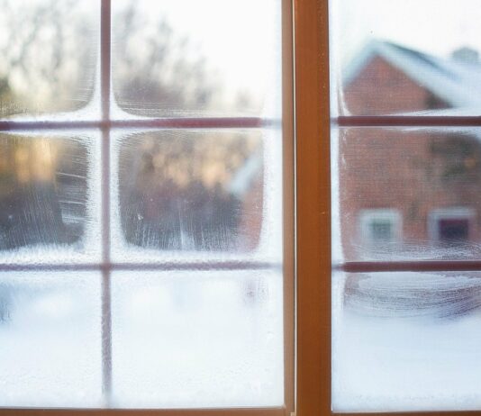 Kälte im Winter beschlägt Fenster