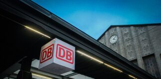 Deutsche Bahn vor dem Bahnhof