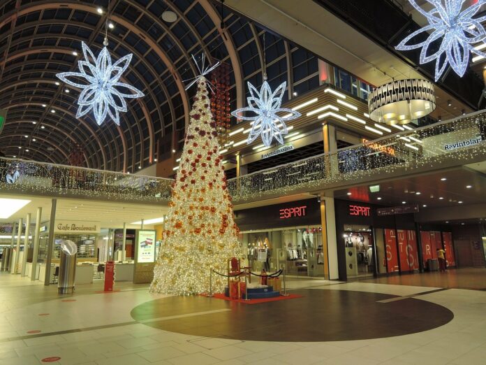 Einkaufscenter mit Weihnachtsbeleuchtung