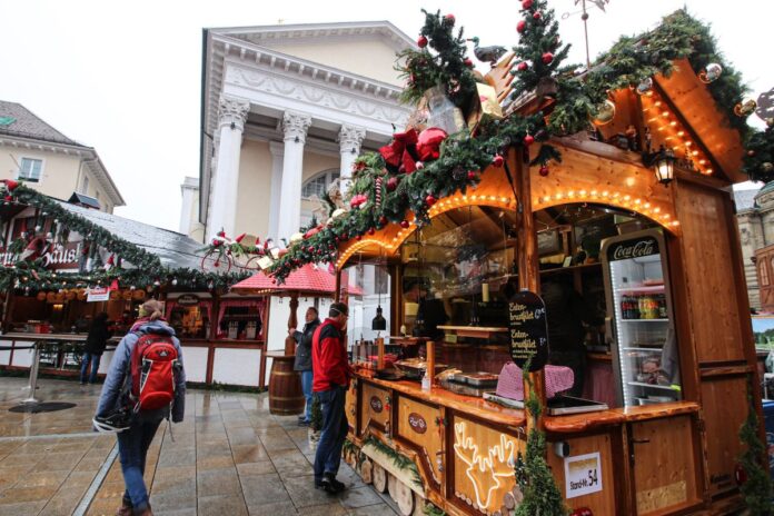 Weihnachtsmarkt mit Besuchern