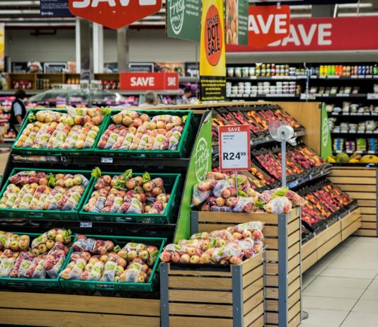 Lebensmittel-Regale im Supermarkt