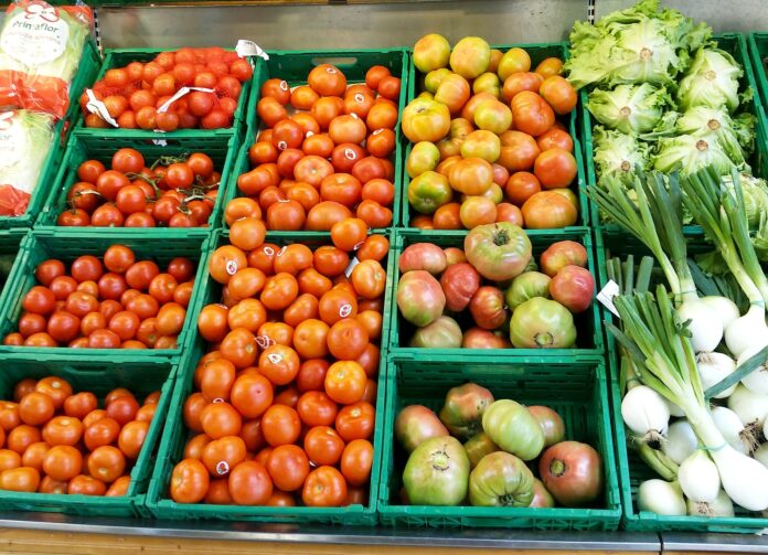 Tomaten und Gemüse im Regal