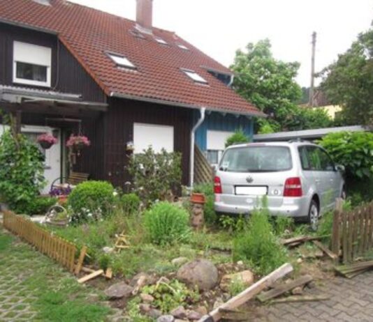 Auto landet im Garten