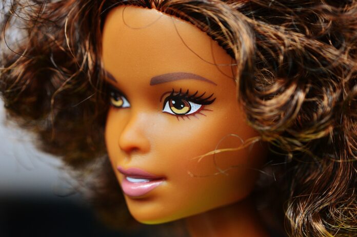 Eine Barbie mit braunen Haaren